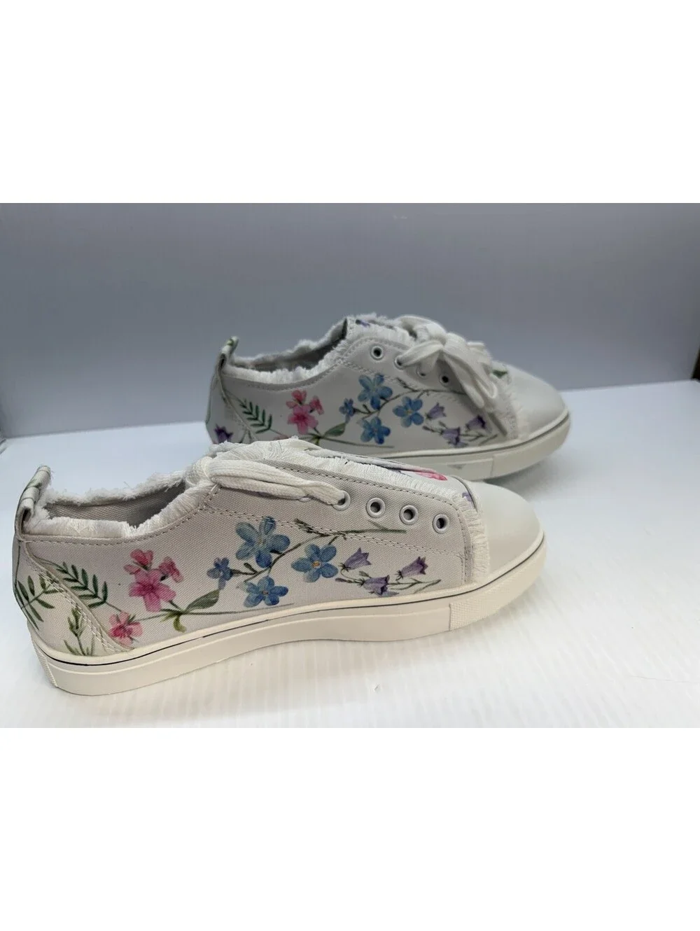 Woman's Tennis Shoes Floral White Size 9.5/41 Unbranded